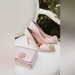 NEW w/Box - Ted Baker Dahrlin Brooch Detail Court Heels in Light Pink